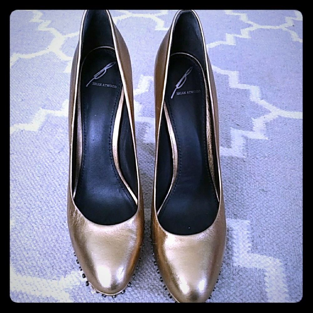 Gold with studded metallic finvarra